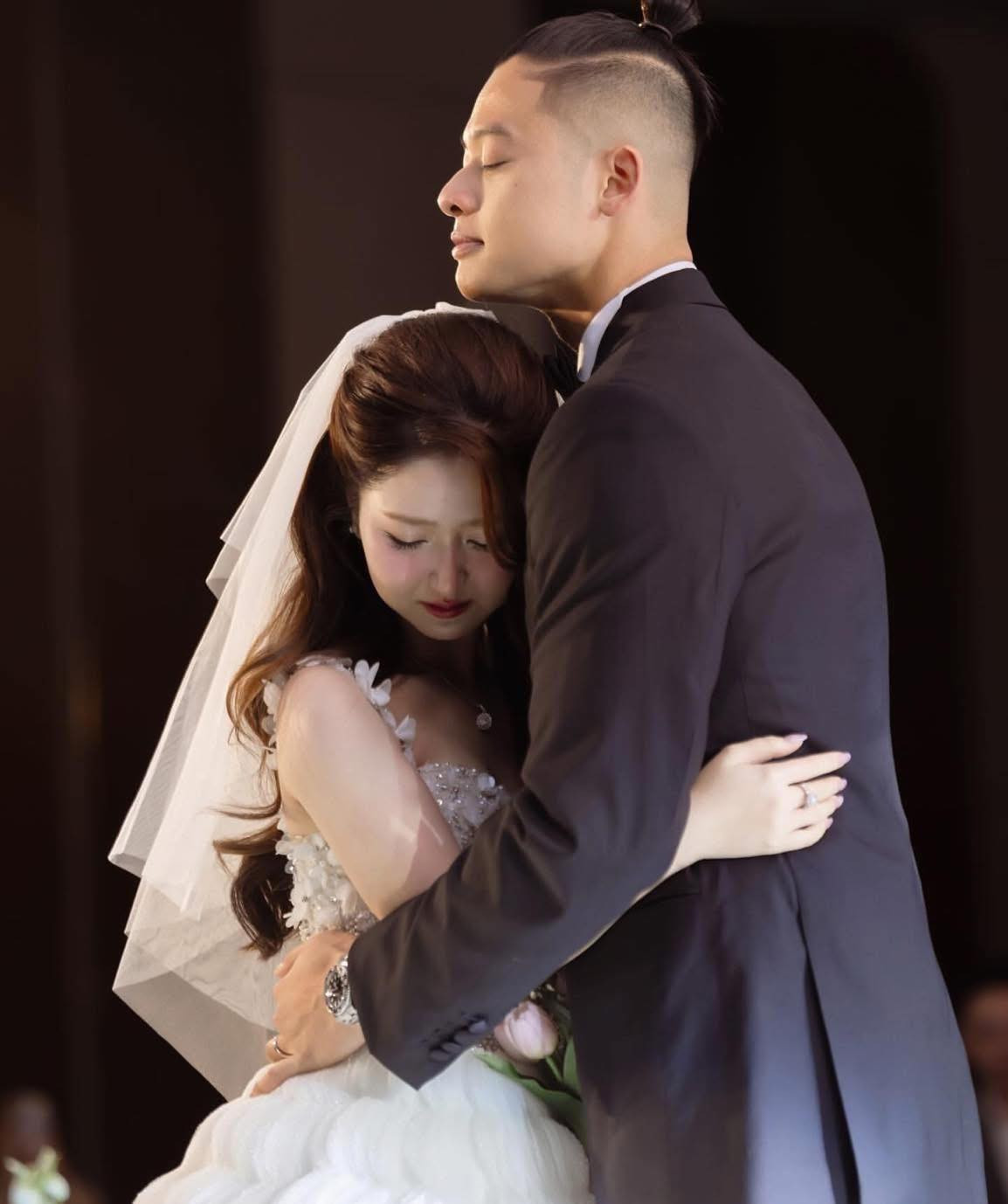 Lễ cưới được cặp đôi tổ chức theo kiểu truyền thống, với sự góp mặt của gia đình hai bên, họ hàng, các khách mời thân thiết.