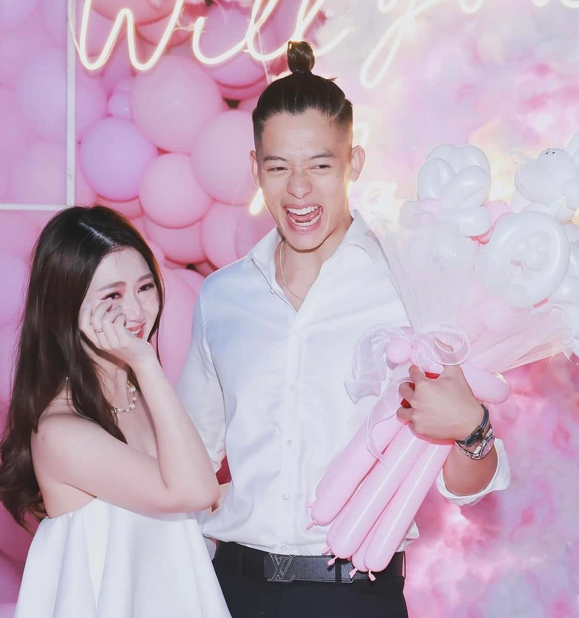 Cuối năm ngoái, màn cầu hôn của Trí Thịt Bò với Hà My từng khiến mạng xã hội xôn xao. (Ảnh: FBNV)