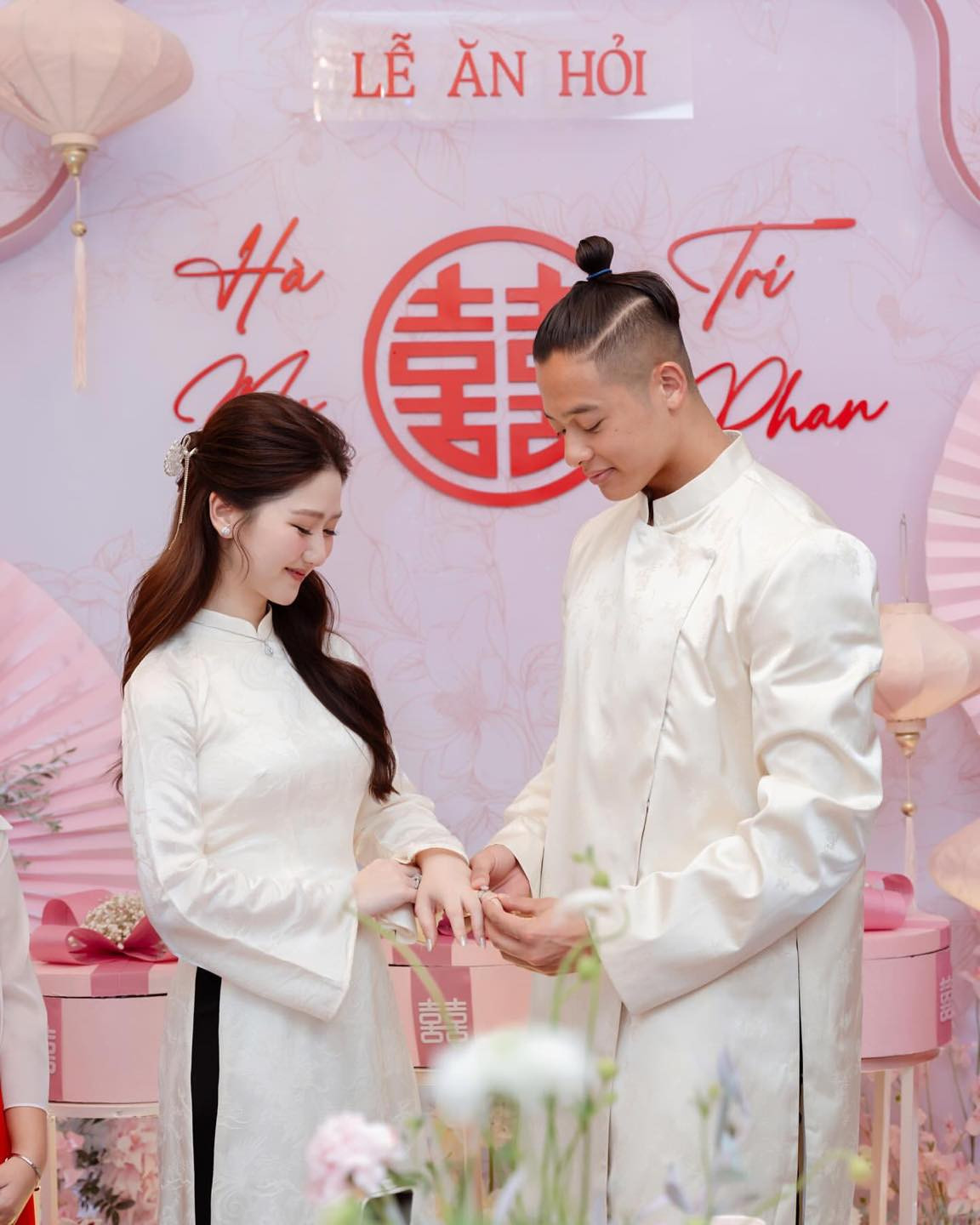 Cả hai lựa chọn tone đỏ - hồng cho ngày trọng đại của mình, không gian trang trí thanh lịch, trang nhã.