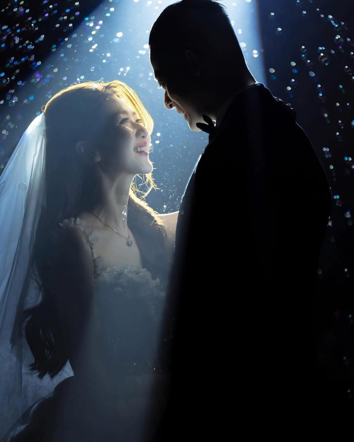 Không những thế, nhiều người còn dành lời khen cho kiểu tóc, trang điểm của Hà My bởi nhìn cô nàng thực sự nổi bật, là nhân vật chính trong bữa tiệc hạnh phúc của mình.