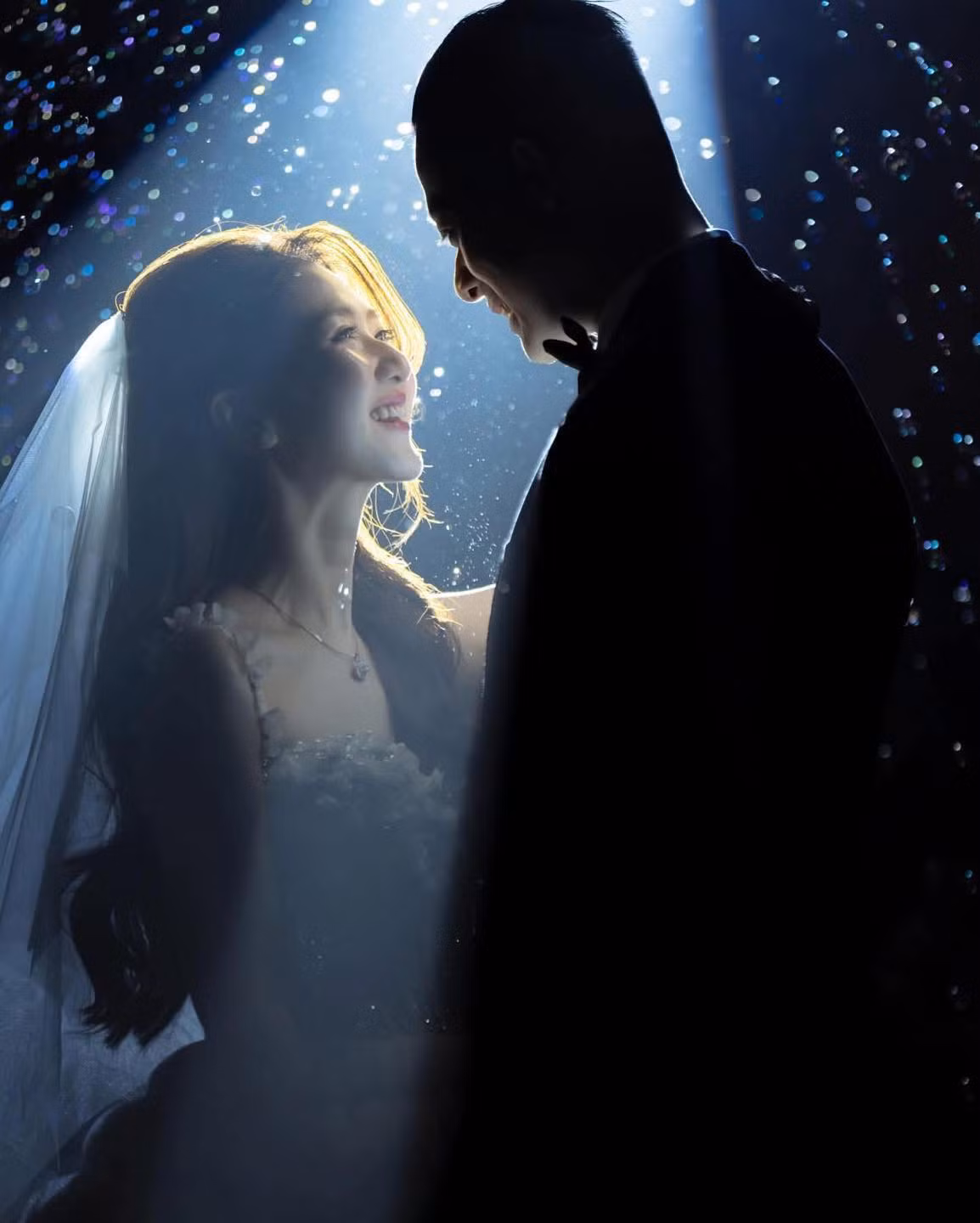 Không những thế, nhiều người còn dành lời khen cho kiểu tóc, trang điểm của Hà My bởi nhìn cô nàng thực sự nổi bật, là nhân vật chính trong bữa tiệc hạnh phúc của mình.