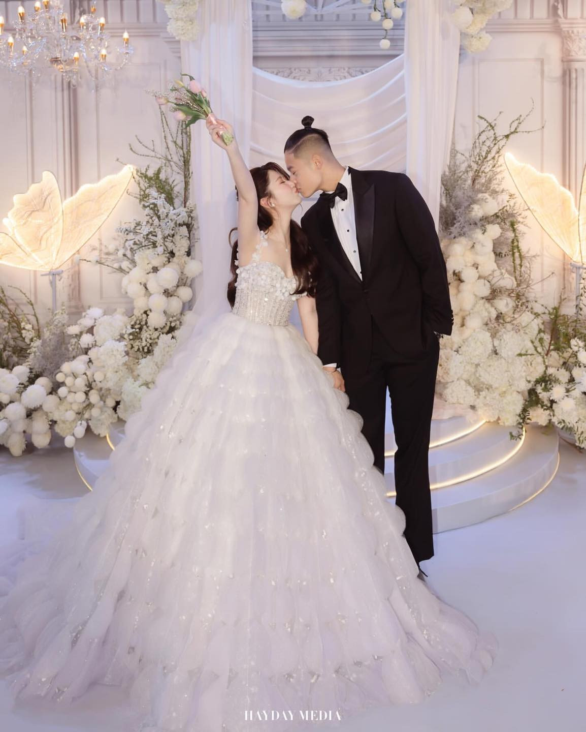 Tiểu thư sinh năm 1997 diện chiếc váy cưới được thiết kế hiện đại, bồng bềnh, không quá lấp lánh nhưng vẫn mang đậm vibe công chúa “xé truyện bước ra”.