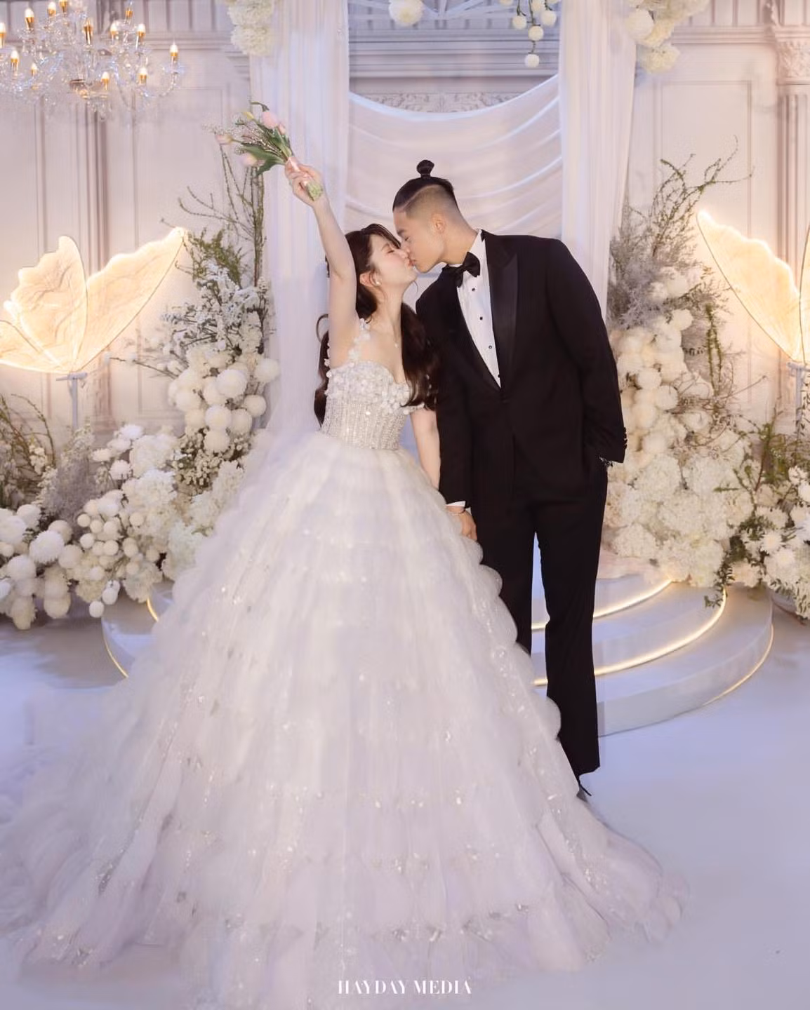 Tiểu thư sinh năm 1997 diện chiếc váy cưới được thiết kế hiện đại, bồng bềnh, không quá lấp lánh nhưng vẫn mang đậm vibe công chúa “xé truyện bước ra”.