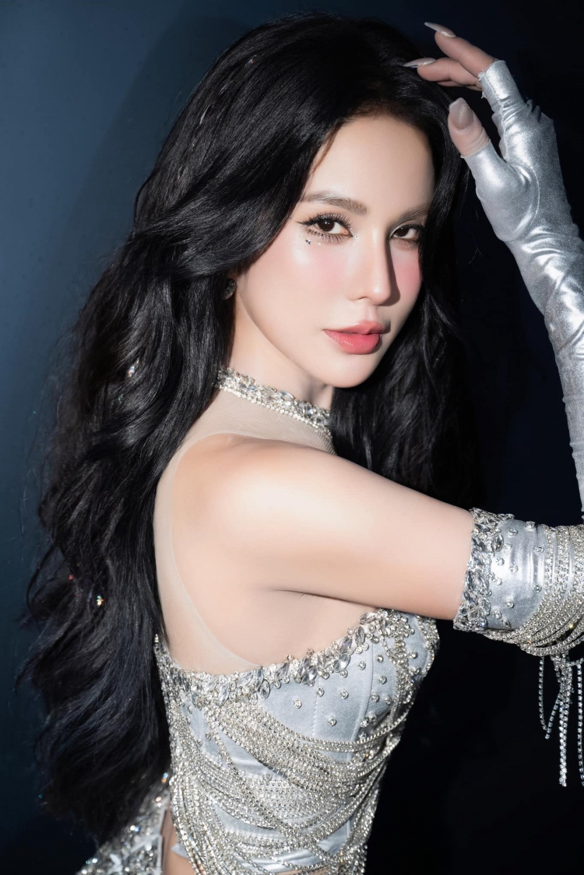 Sau khi chính thức đường ai nấy đi với chồng thiếu gia Đức Phạm, Diệp Lâm Anh quay trở lại tập trung với công việc. Cô nàng tích cực tham gia các hoạt động nghệ thuật.