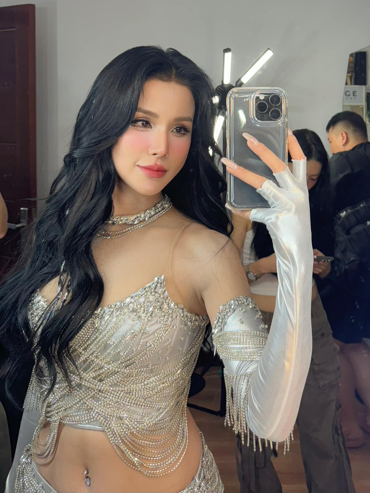 Sau 2 lần sinh nở, người đẹp vẫn có vóc dáng thon gọn, săn chắc.