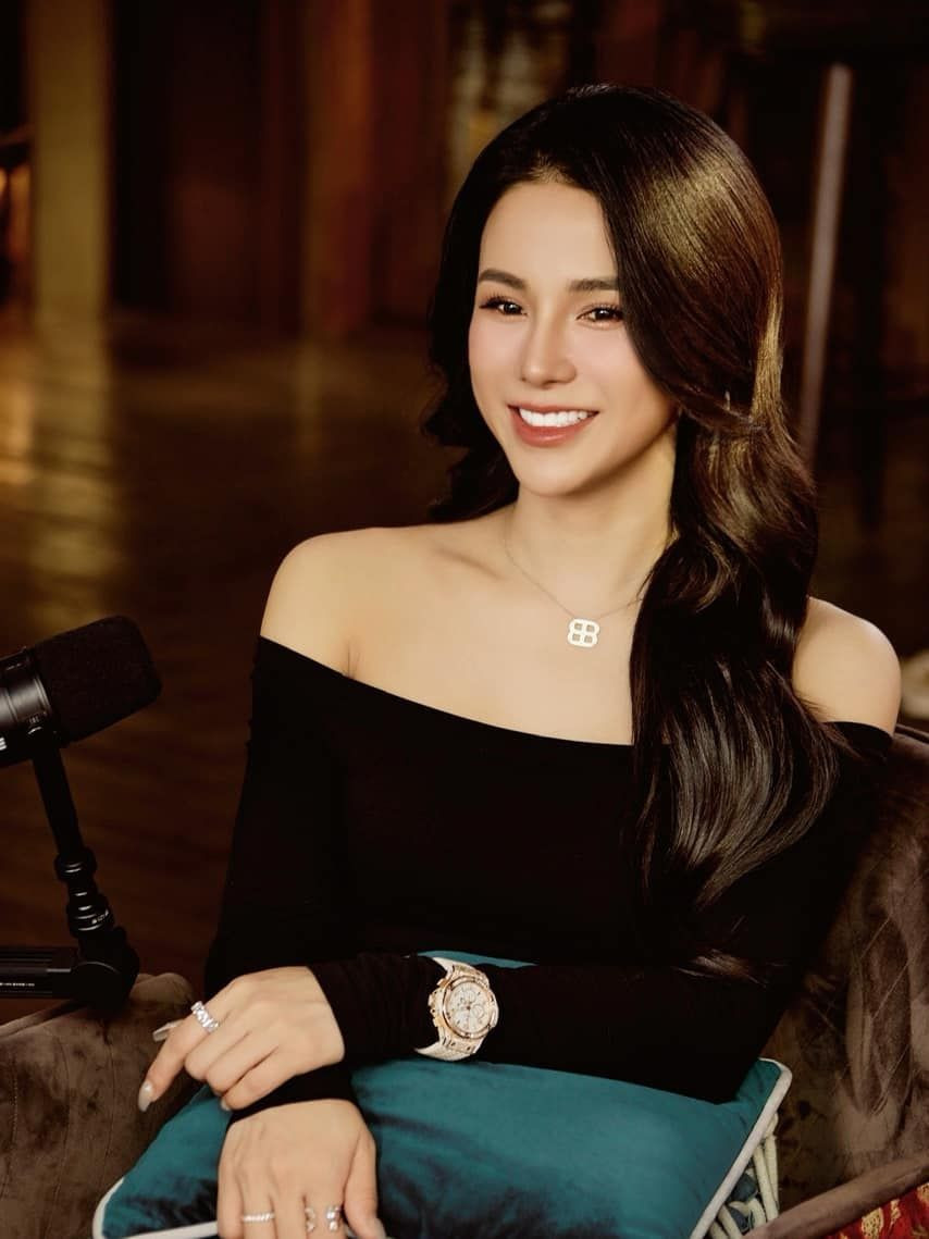 Tận dụng tên tuổi đang được quan tâm, cô nàng lấn sân sang lĩnh vực livestream bán hàng và nhận về thành quả tốt. Diệp Lâm Anh sở hữu kênh Tiktok có hơn 942.000 người theo dõi và có những phiên livestream bán hàng doanh thu hàng chục tỷ đồng.