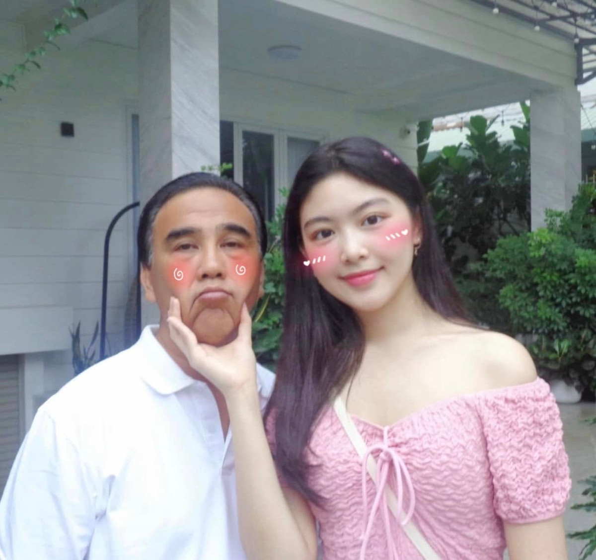 Ở phần bình luận nhiều người dành lời khen đến sự hiểu chuyện của Lọ Lem, đồng thời mong cô nàng giữ gìn sức khỏe.