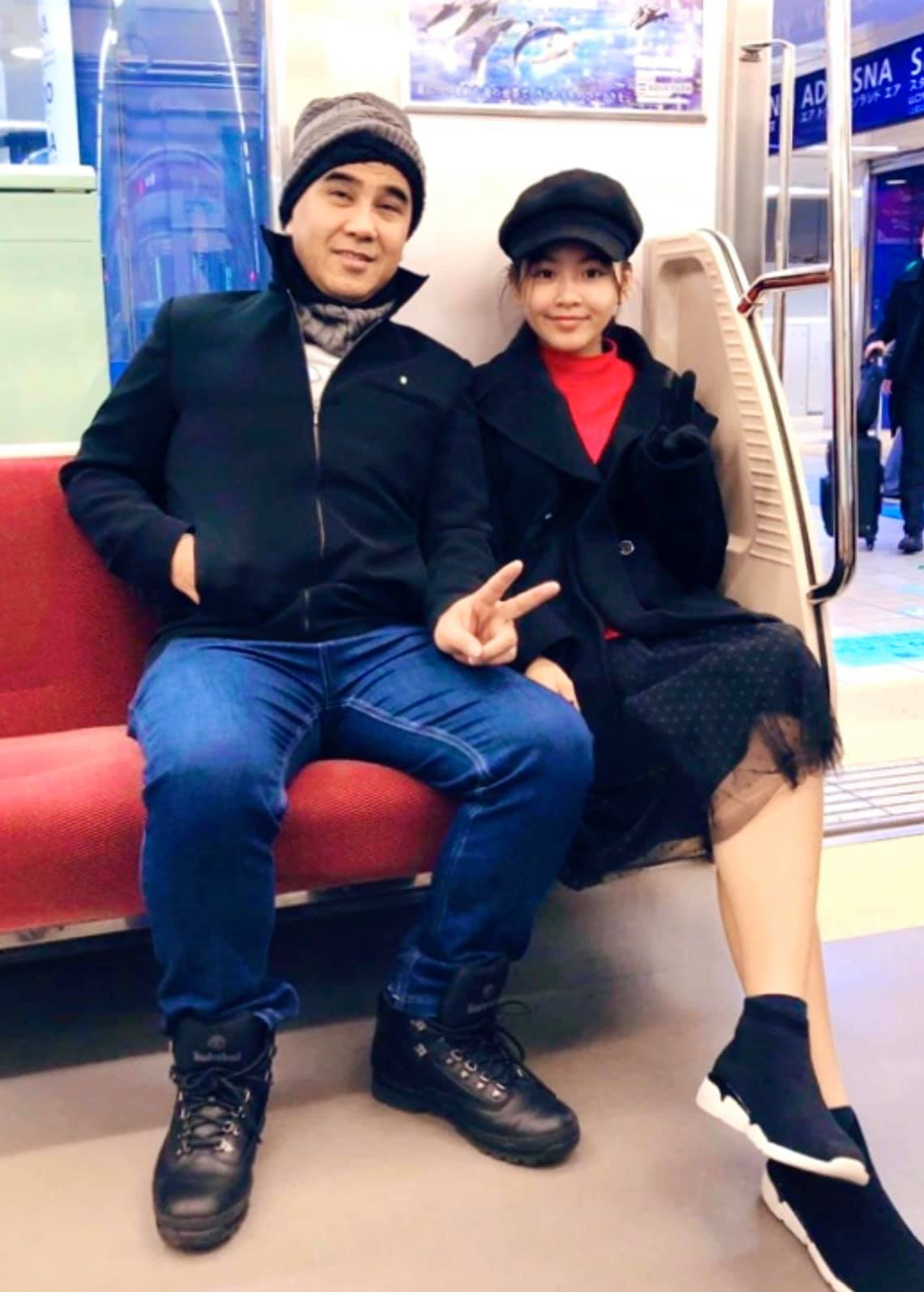 Quyền Linh từng chia sẻ, gia đình anh không cấm con vào showbiz và càng không thể cấm con hoạt động trên mạng xã hội, nhưng ở giai đoạn này anh mong con ưu tiên cho việc học hơn.