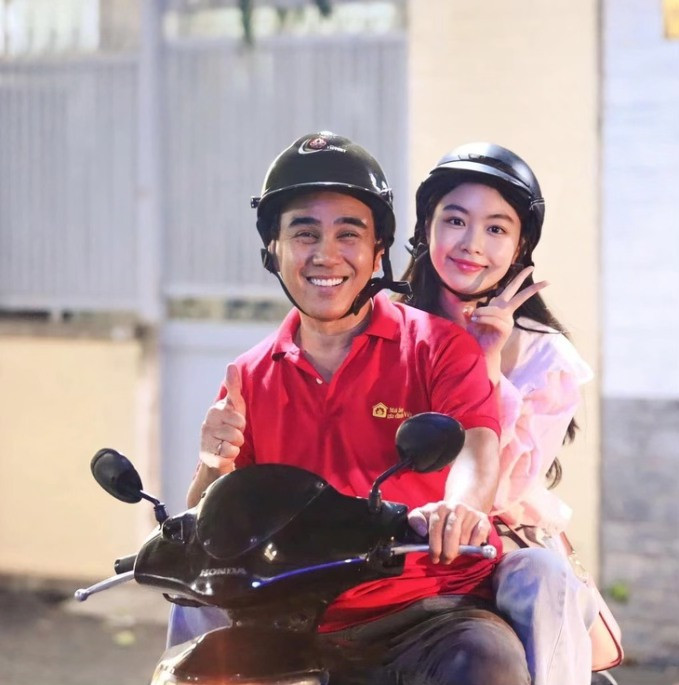 Một khoảnh khắc giản dị trong cuộc sống thường ngày của Lọ Lem và MC Quyền Linh đã khiến nhiều người cảm động. Tình yêu thương của người cha dành cho con gái được thể hiện rõ qua hành động nhỏ bé nhưng ý nghĩa này.