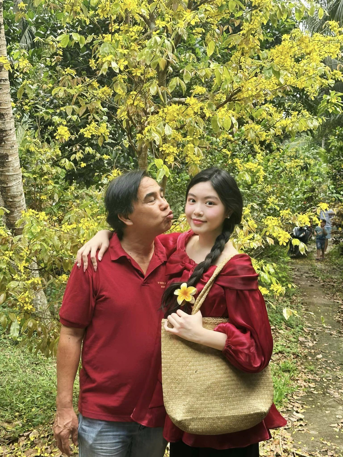 Nhiều người cũng chú ý đến dòng chia sẻ về lịch trình dày đặc khiến Lọ Lem thiếu ngủ. Thời gian gần đây, Lọ Lem bắt đầu tham gia các công việc liên quan đến nghệ thuật nên cô nàng khá bận rộn.