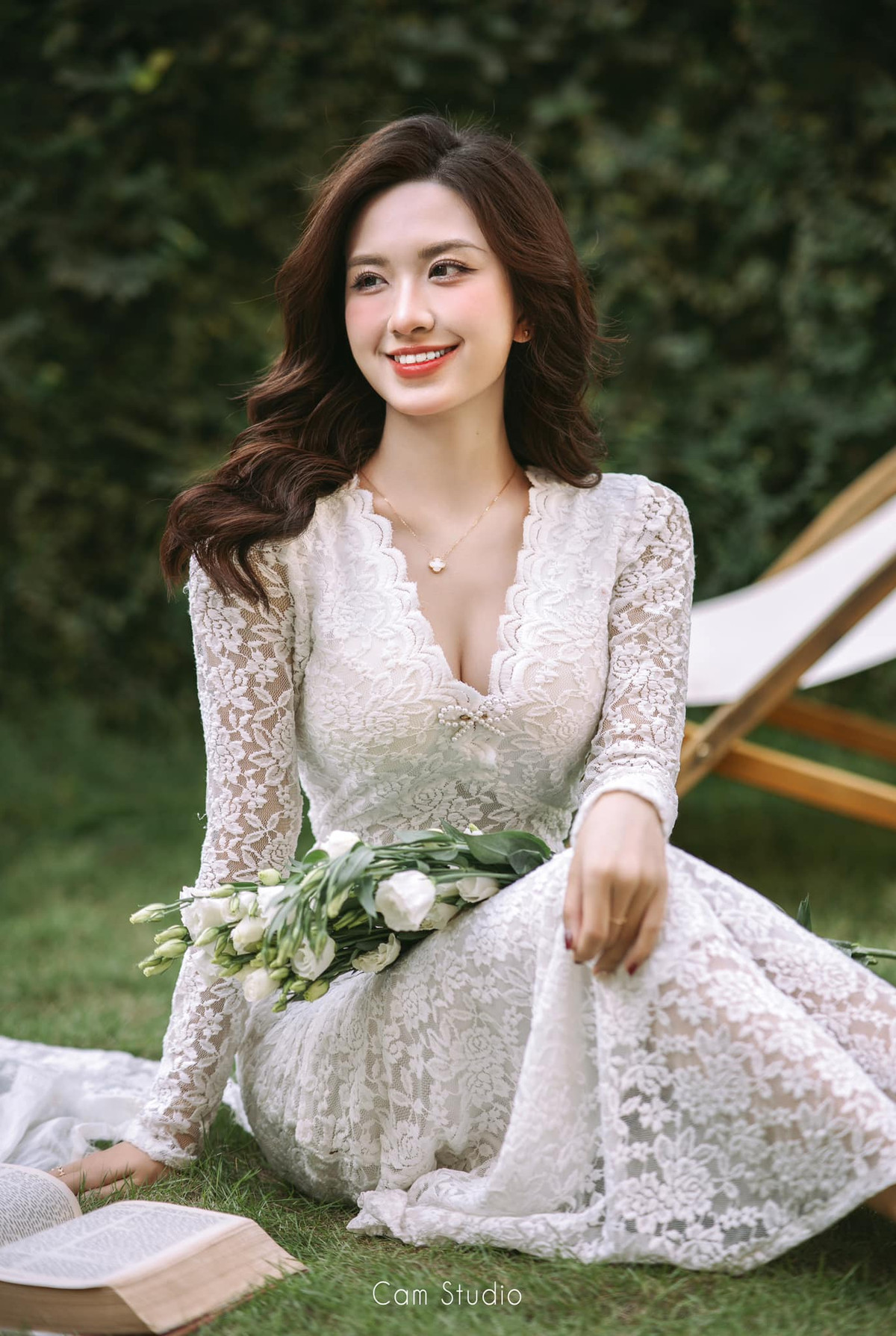 Nữ MC sinh năm 2002, là con gái của cựu danh thủ nổi tiếng Văn Sỹ Thủy. Hiện tại, cô đảm nhận vị trí MC tại Đài truyền hình Nghệ An.