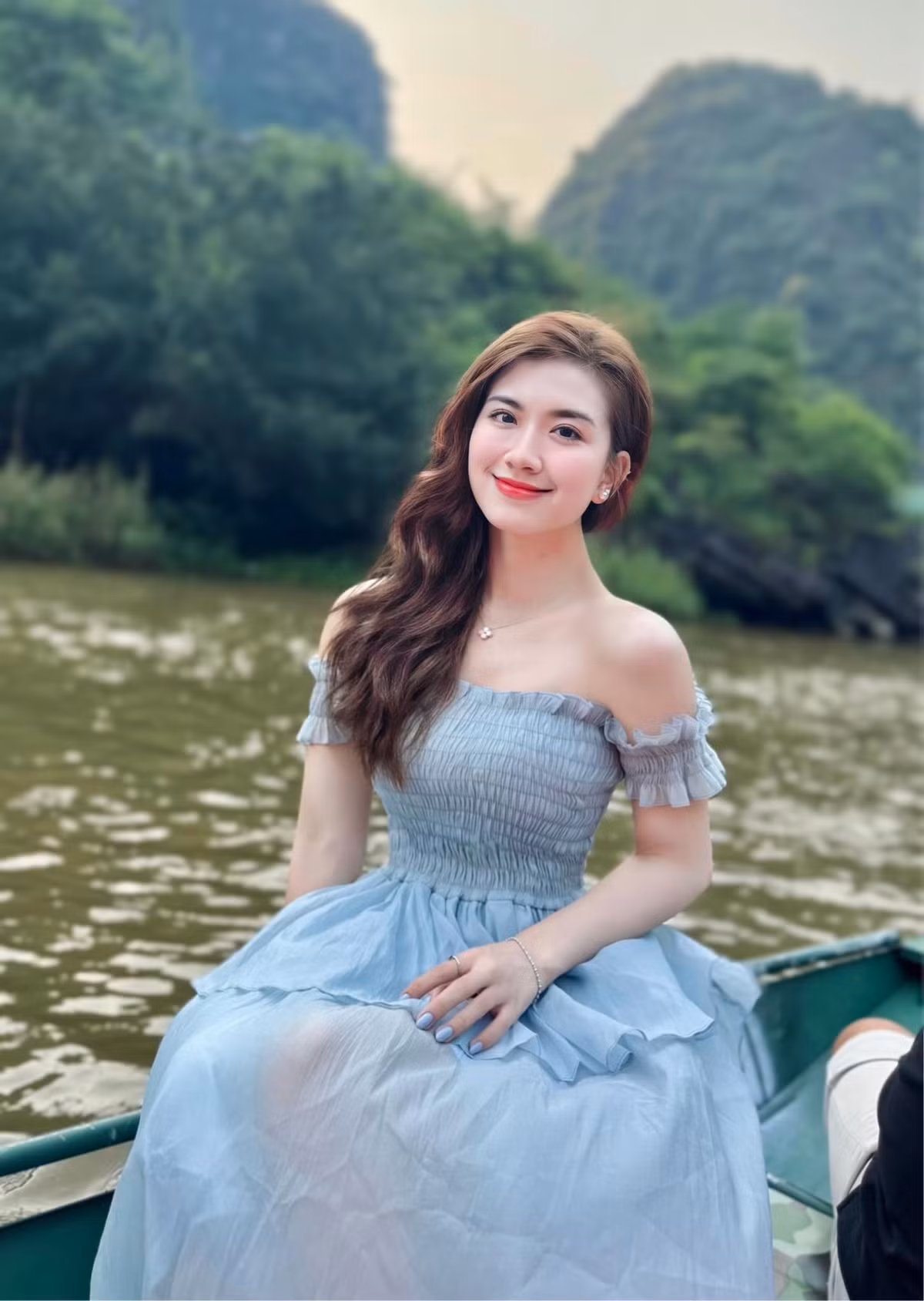 MC Doanh Nhi sở hữu chất giọng ấm áp, lối dẫn mạch lạc và tác phong chuyên nghiệp.