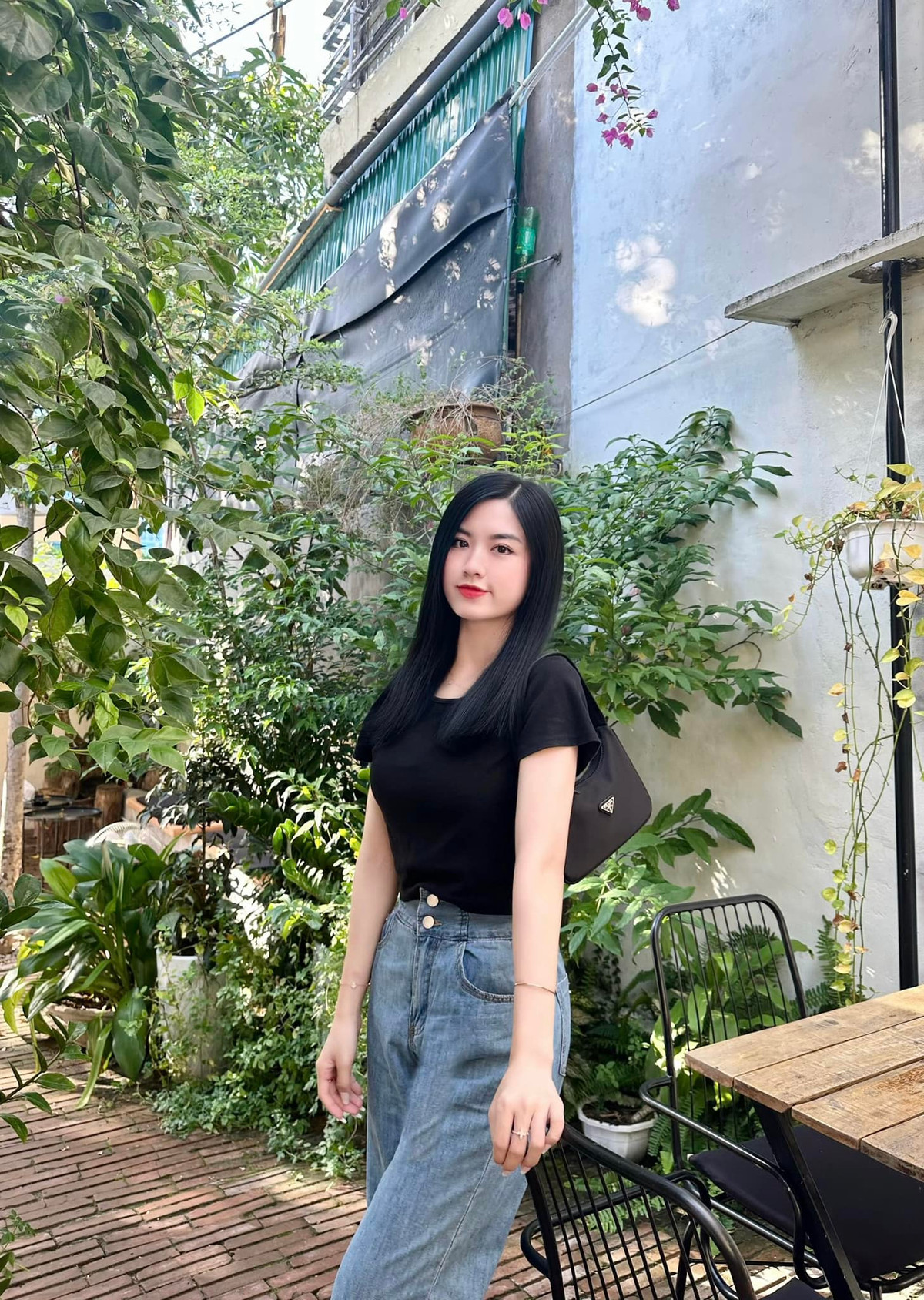 Ngoài công việc tại Đài truyền hình, người đẹp còn làm mẫu ảnh cho một số hãng thời trang.