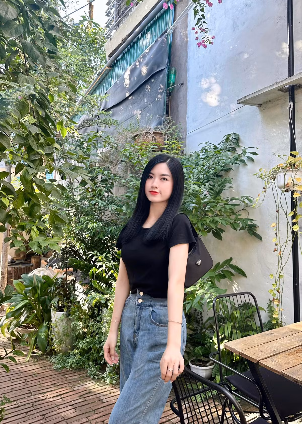 Ngoài công việc tại Đài truyền hình, người đẹp còn làm mẫu ảnh cho một số hãng thời trang.