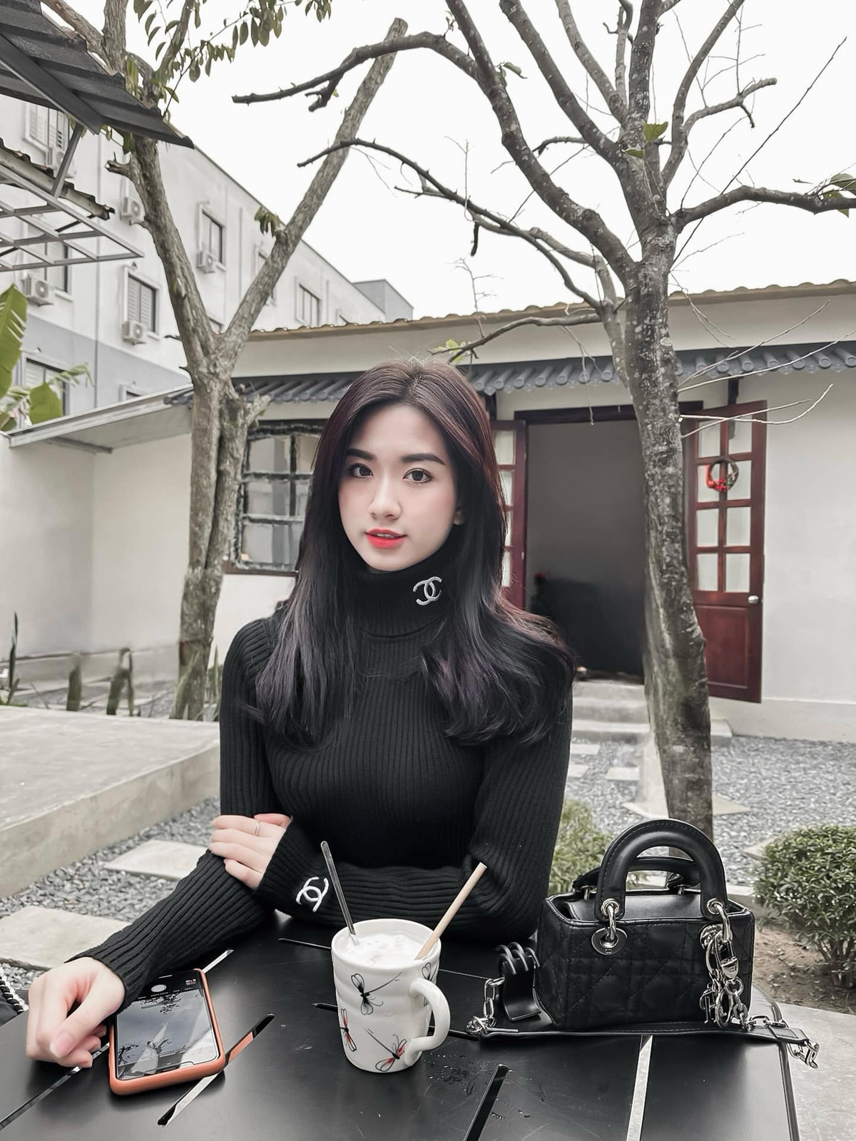 Gương mặt xinh đẹp, làn da trắng mịn màng cùng phong thái tự tin, thanh lịch của Doanh Nhi đã gây ấn tượng với cộng đồng mạng.