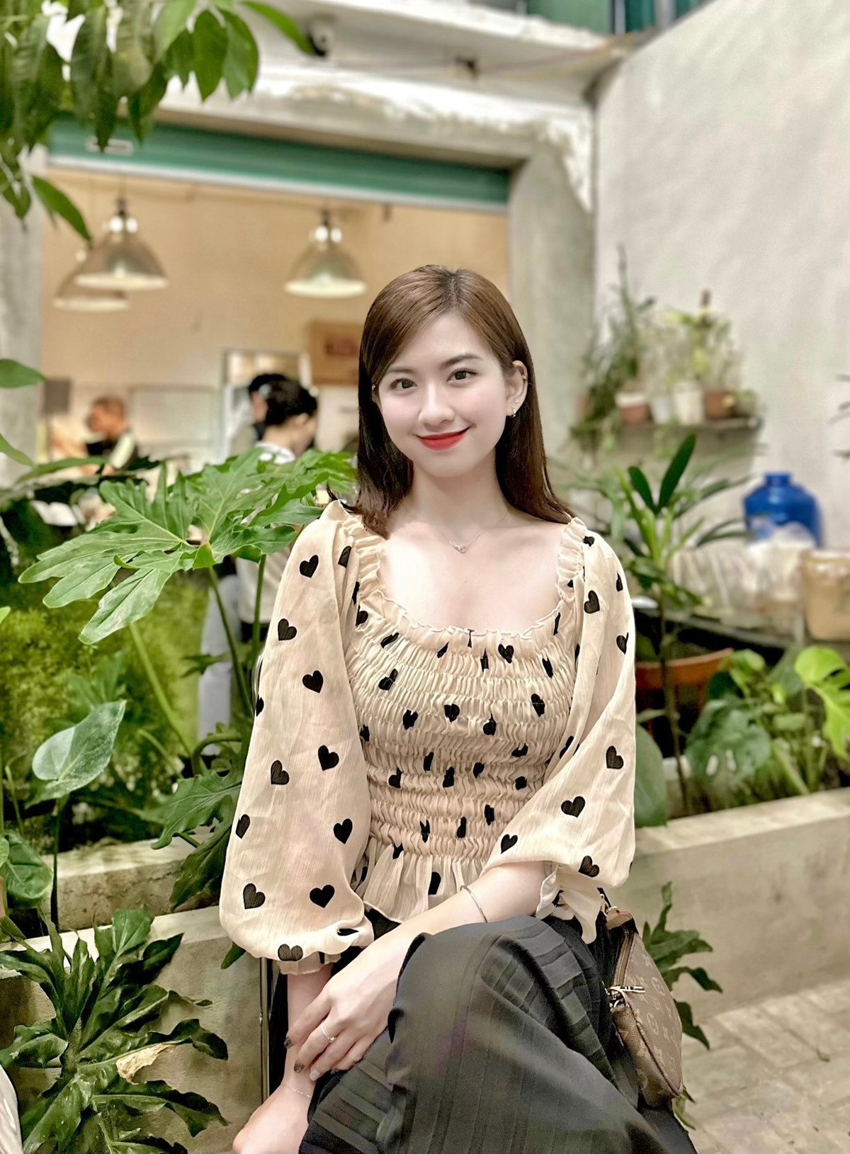 Doanh Nhi thường diện đồ công sở thanh lịch, kín đáo khi lên sóng, phù hợp với tính chất công việc.