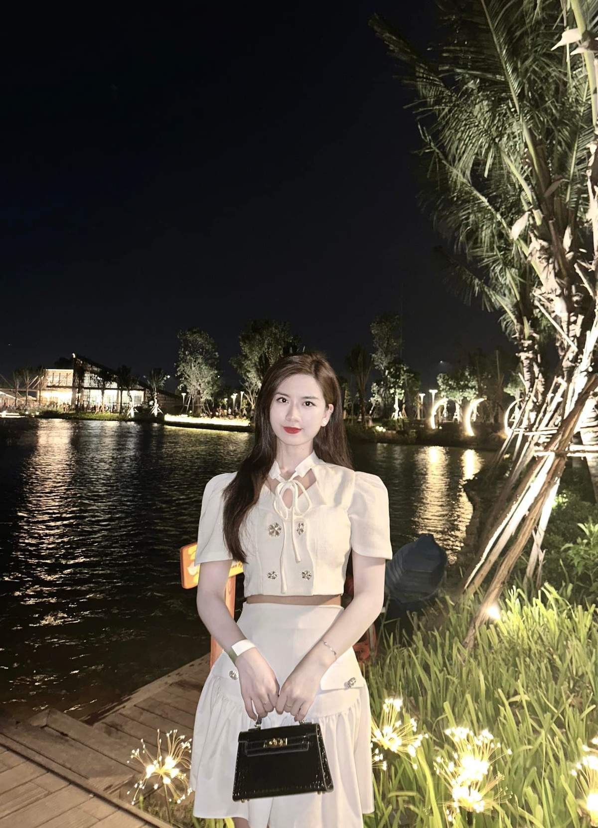 Sở hữu vẻ ngoài xinh xắn nổi bật, cô được khá nhiều nhãn hàng gửi lời mời hợp tác làm mẫu ảnh.