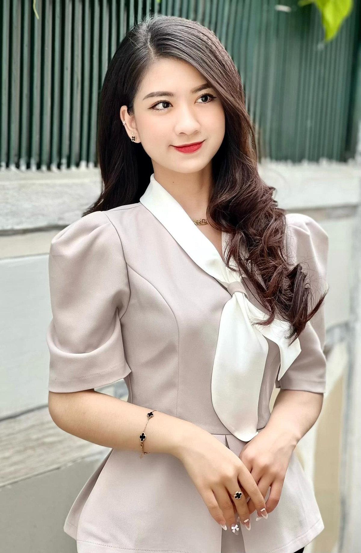 Ngoài đời, cô lại theo đuổi phong cách trẻ trung, gợi cảm.