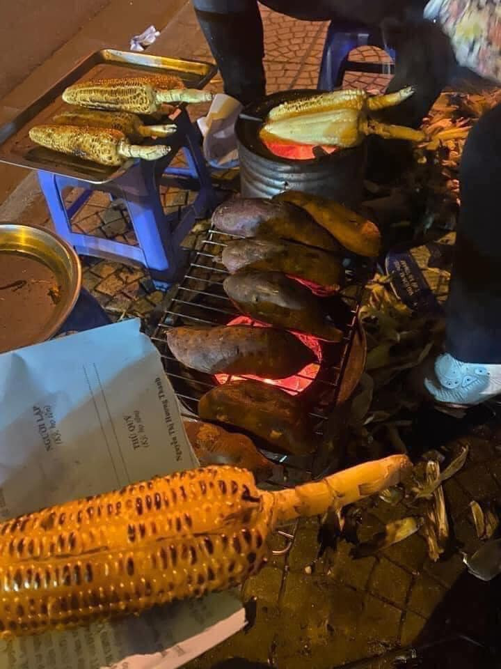 Rất nhiều bạn trẻ, đặc biệt là các cặp đôi mùa đông cũng chọn các hàng ngô nướng làm chốn hẹn hò.