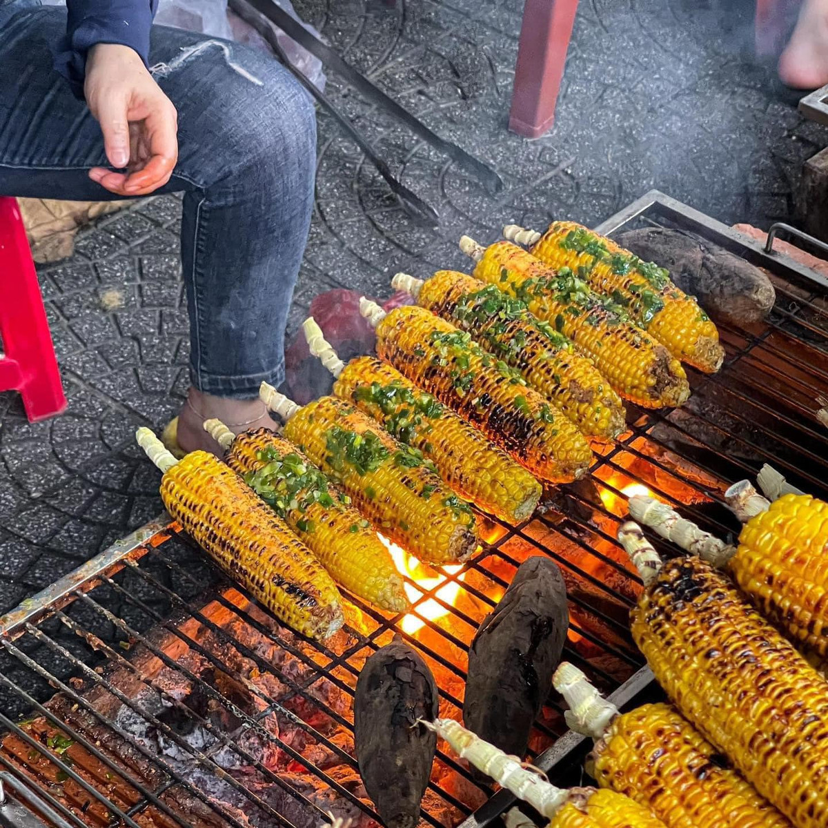 Ngô nướng tẩm hành chỉ nhìn thôi cũng khiến người xem phải xuyến xao.