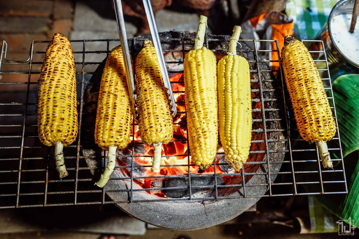 Ngô khoai nướng dễ ăn, không kén người thưởng thức. Người bán cũng không cần quá nhiều nguyên liệu và dụng cụ phức tạp. Mỗi khi màn đêm buông xuống, những gánh hàng rong với những bếp lửa hồng lại tấp nập khách qua lại.
