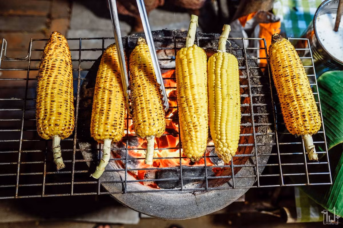 Ngô khoai nướng dễ ăn, không kén người thưởng thức. Người bán cũng không cần quá nhiều nguyên liệu và dụng cụ phức tạp. Mỗi khi màn đêm buông xuống, những gánh hàng rong với những bếp lửa hồng lại tấp nập khách qua lại.