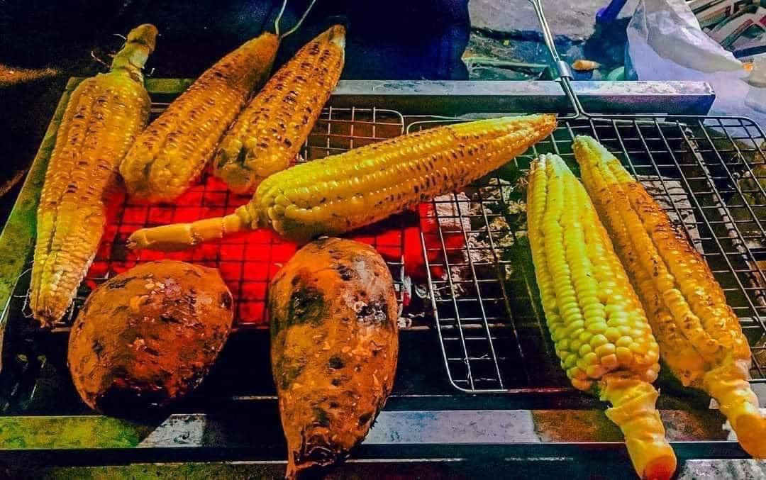 Khách hàng ngồi quây quần bên bếp lửa, vừa thưởng thức món ăn nóng hổi, vừa trò chuyện rôm rả.