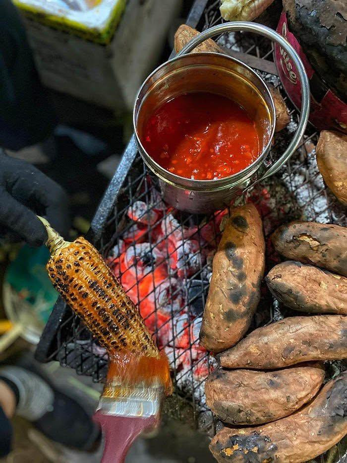 Những năm gần đây, không chỉ ngô nướng đơn thuần mà nhiều loại ngô nướng sốt cay, sốt bơ được du nhập từ miền Trung cũng được các bạn trẻ yêu thích.