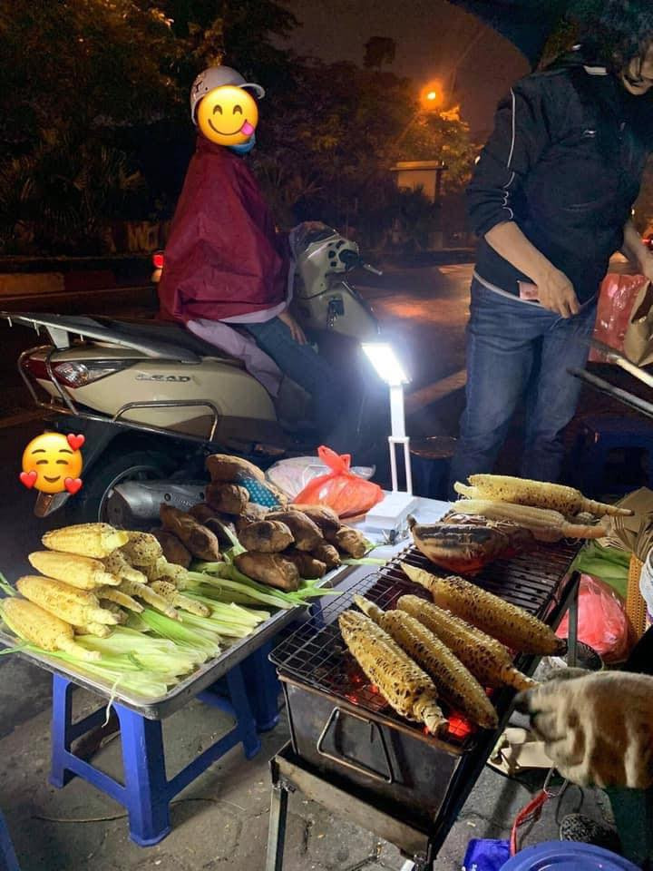 Mỗi bắp ngô có giá khoảng 10.000-15.000 đồng, khoai nướng có giá khoảng 80.000/kg, tính ra mỗi củ khoảng trên dưới 20.000 đồng.