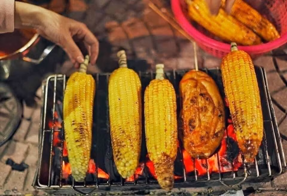 Vị ngọt bùi của ngô, vị bùi béo của khoai, hòa quyện cùng mùi thơm của than củi tạo nên một hương vị khó cưỡng.