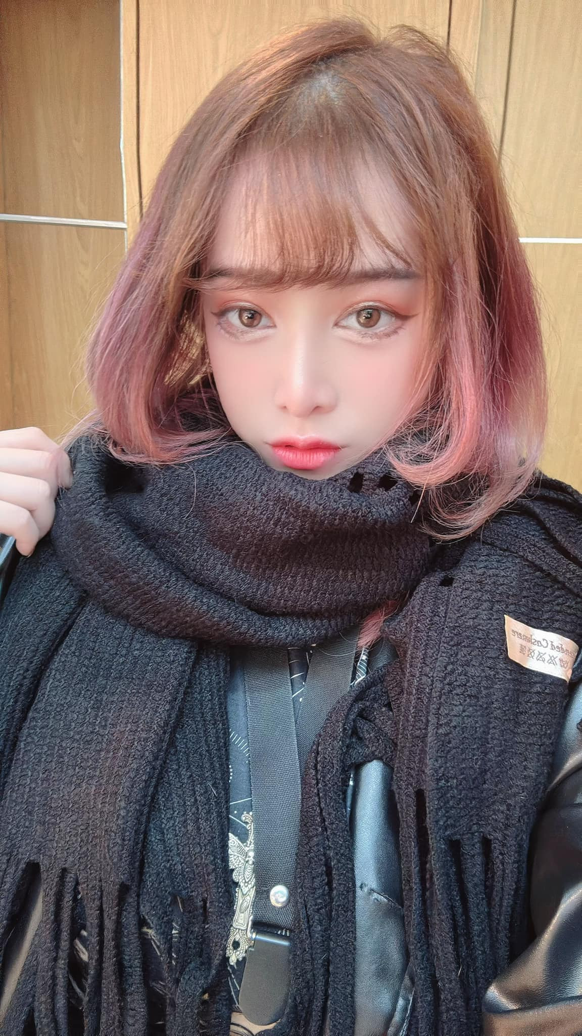 Hoa Mộc Lan trong hình ảnh đời thường lựa chọn cho mình lớp trang điểm nhẹ nhàng hơn nhiều so với khi make-up cosplay. Cô nàng sở hữu gương mặt nhỏ nhắn, đôi mắt to tròn. Nhiều người nhận xét khi bỏ đi lớp trang điểm đậm, cô nàng trông vô cùng trẻ trung, xinh xắn.