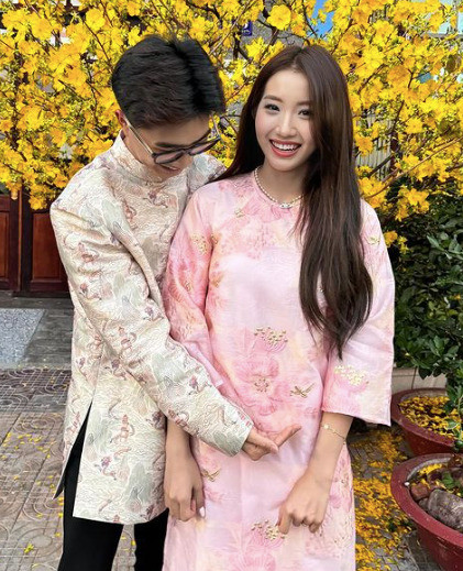 Thời điểm sau đám cưới, không ít lần cộng đồng mạng xôn xao trước những biểu hiện khác lạ, thay đổi vóc dáng của đàng gái, đồn đoán cặp đôi đã có tin vui. Trong bài đăng khoe loạt ảnh không khí ngày đầu năm mới, thiếu gia Bụt đã có một bức ảnh tạo dáng đáng yêu, nâng tay vào vòng 2 của bà xã. Hành động nhỏ này khiến dân tình ngầm hiểu rằng hot TikToker đang trong thai kỳ.