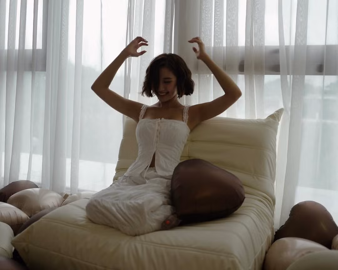 Dù hình ảnh em bé được chụp từ phía sau, không lộ mặt, tuy nhiên nhiều người đoán rằng đây là một cô bé xinh xắn, đáng yêu. Ở phần bình luận, nhiều bạn bè của cả 2 đã vào chúc mừng, cho biết mong đợi ngày này đã lâu. Chứng tỏ bạn bè thân thiết của cặp đôi đều biết vợ chồng Duy Nhỏ - Khánh Huyền đã có em bé đầu lòng từ lâu.