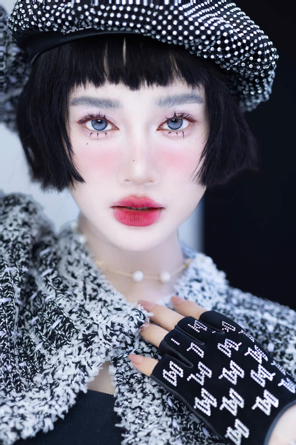 Cận cảnh nhan sắc vừa có nét sắc lạnh lại vừa ngọt ngào của nữ diễn viên.