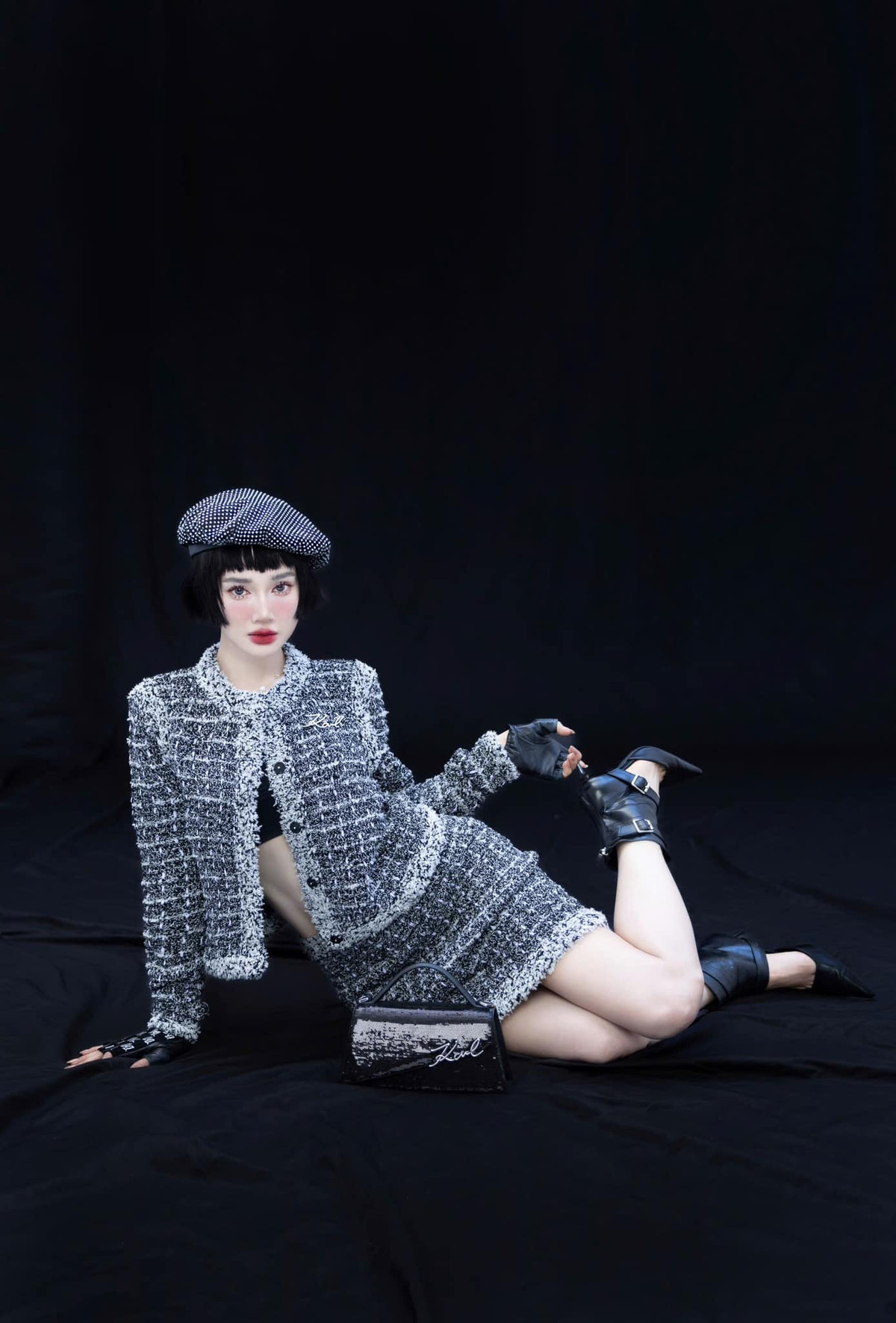 Lần này khán giả khó có thể nhận ra nữ diễn viên với hình tượng cũ nhờ kiểu tóc bob mái bằng cá tính và makeup look tương phản giữa 2 tông màu trắng - đỏ, ngập tràn không khí Noel.