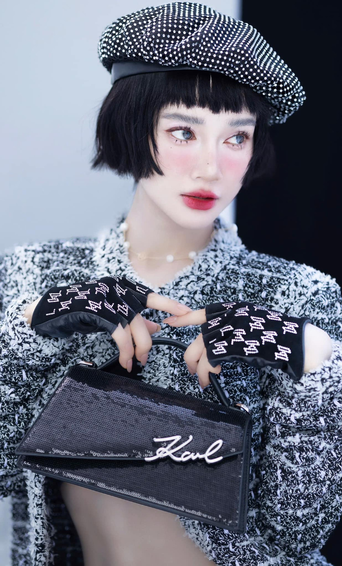 Sở hữu vóc dáng mảnh mai, nhiều lần bị quở trách rằng quá gầy thế nhưng cách lựa chọn trang phục trong bộ ảnh lần này của Nhã Phương đã giúp cô nàng che đi khuyết điểm cơ thể, lại tôn lên vòng eo săn chắc của bà mẹ hai con.