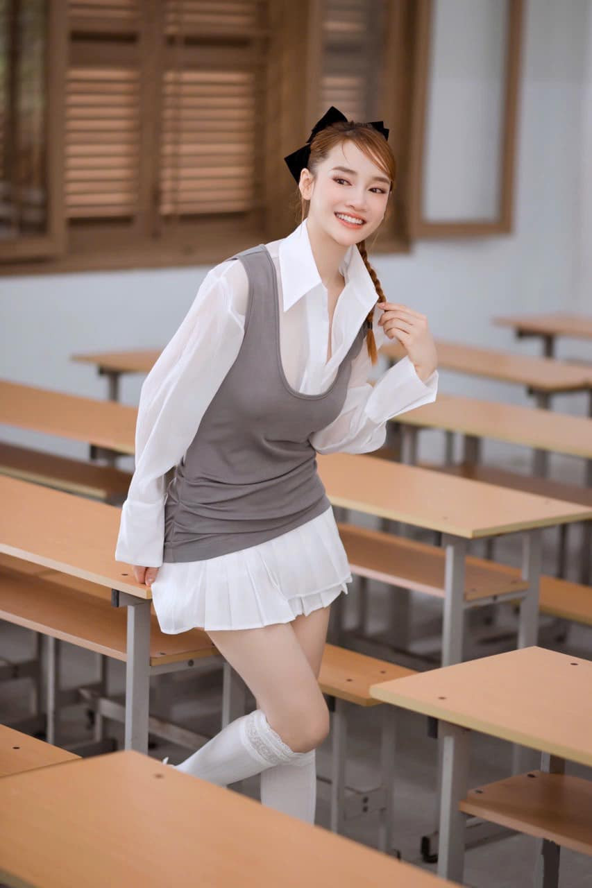 Nhã Phương cũng không ngại thử mình theo nhiều phong cách ăn mặc khác nhau, tuy nhiên đều hướng đến vẻ đẹp nữ tính.