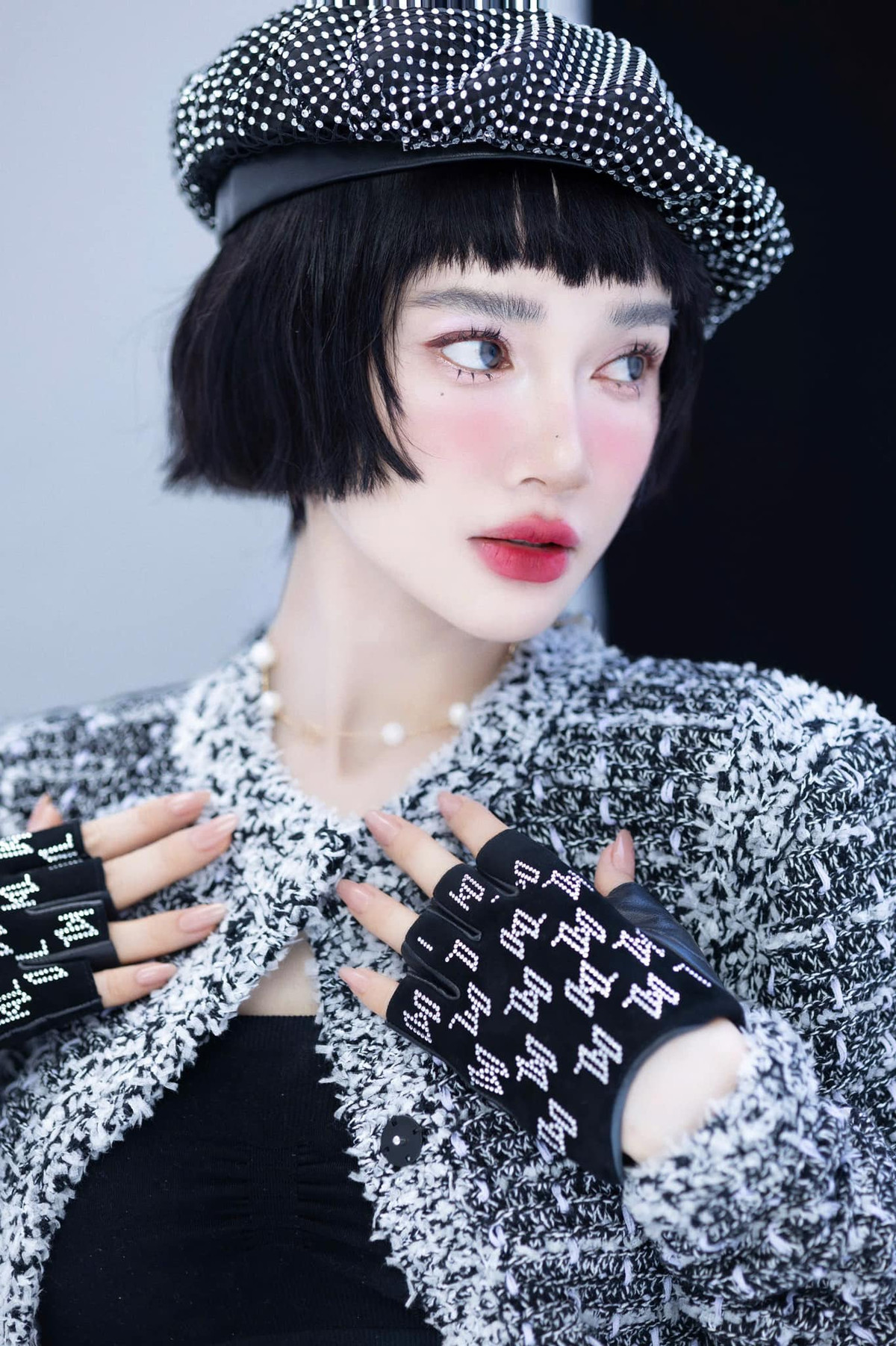 Nhã Phương lựa chọn diện set dạ tweed cực sang chảnh thời thượng, kết hợp cùng đôi găng tay tone sur tone và chiếc túi vừa cá tính vừa mang tính high fashion.