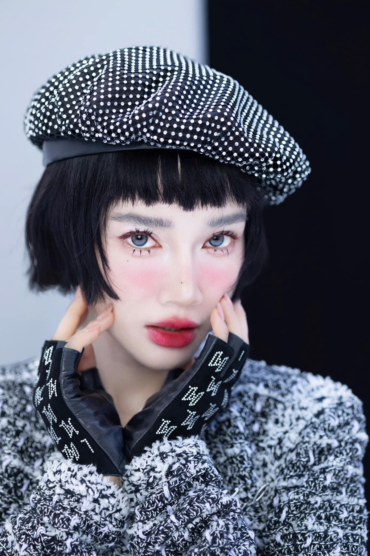 Màu mắt xám và son môi đỏ của người đẹp thu hút ánh nhìn người xem.