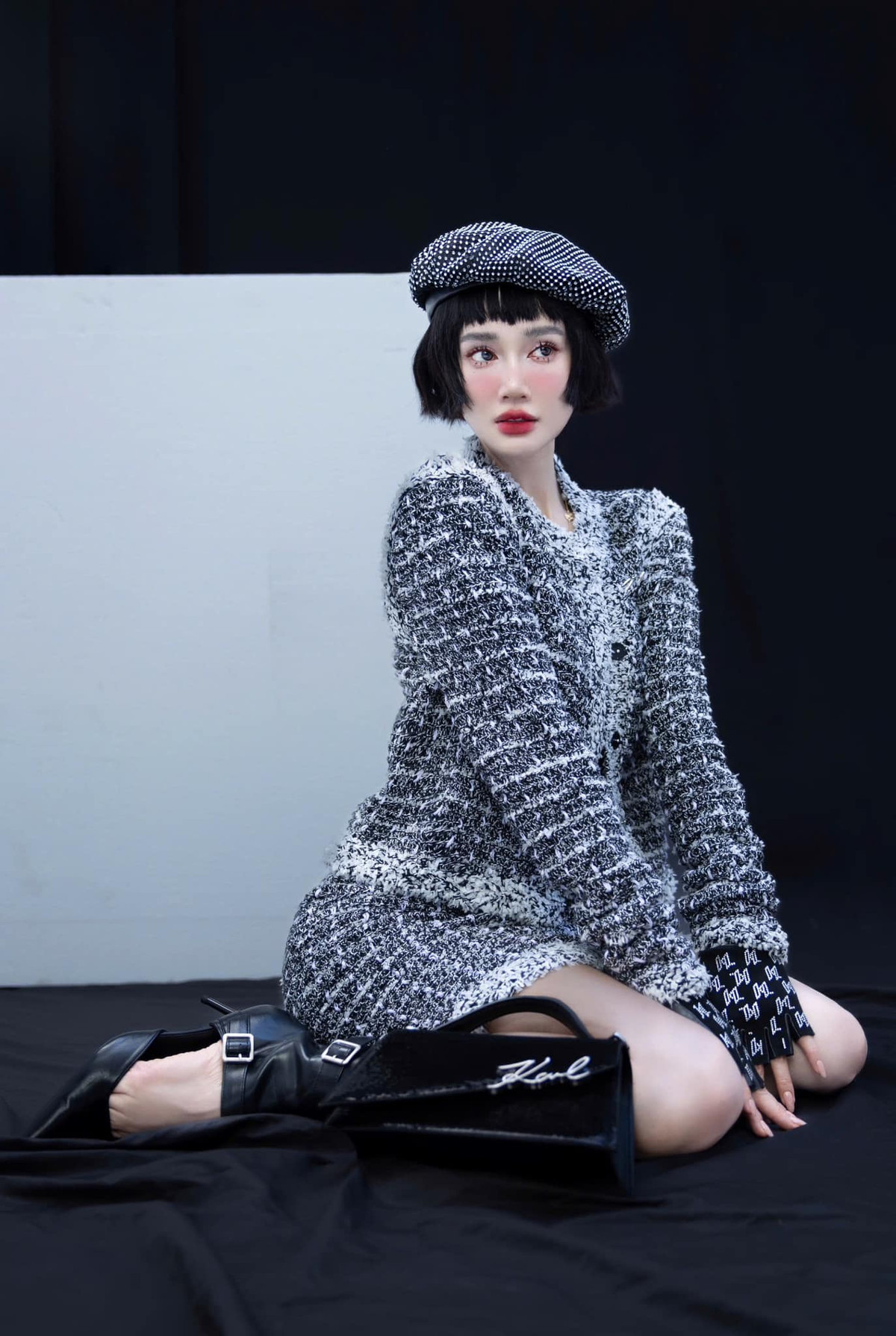 Với concept Ms Snow, Nhã Phương vô cùng lạ lẫm và thu hút cùng tạo hình phá cách chưa từng thấy. Nhìn tổng thể cô nàng vừa có nét quý cô thanh lịch, nhưng cũng vô cùng ngọt ngào, đáng yêu.