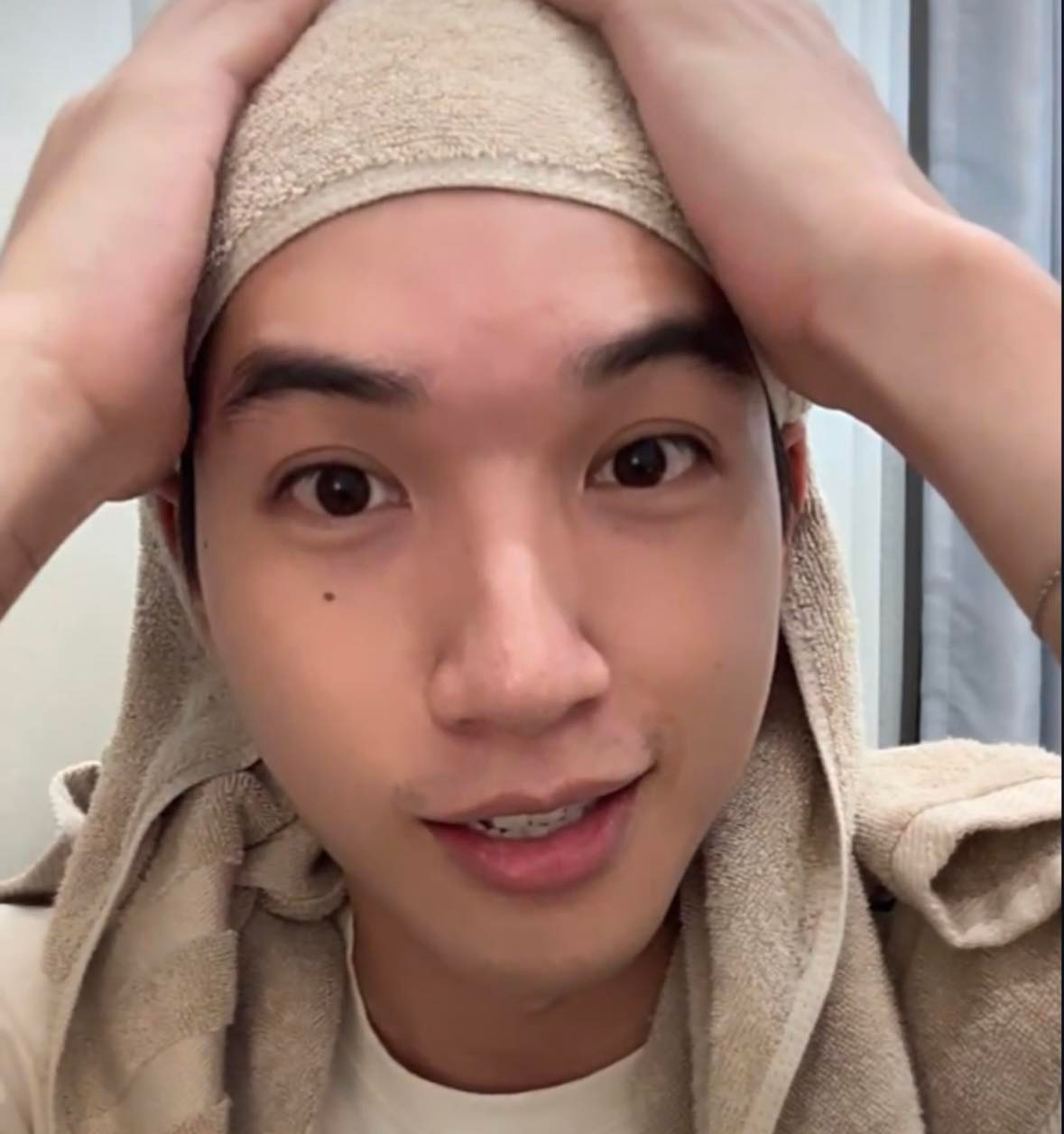 Cách nói chuyện của HIEUTHUHAI với fan của mình cũng vô cùng thoải mái. Khi có fan bình luận: "Em được điểm anh có thưởng gì cho em không", anh chàng điềm nhiên trả lời: "Em điểm tốt thì tốt cho cuộc đời của em chứ, anh có được gì đâu mà đòi anh thưởng, anh chỉ chúc mừng em thôi, congratulation!". Màn đối đáp có phần xéo xắt một cách hài hước khiến fan vô cùng thích thú.