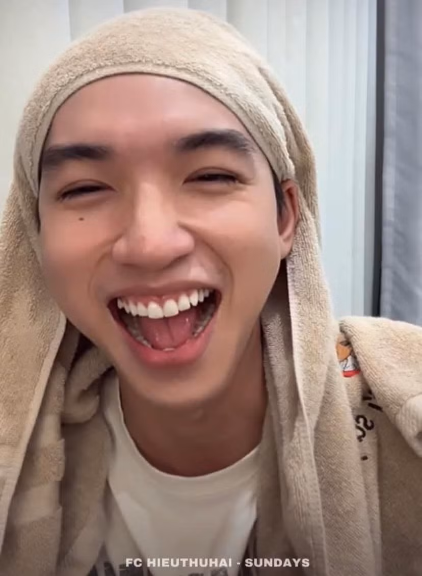 HIEUTHUHAI cũng vô cùng thoải mái thể hiện mọi biểu cảm trên sóng trực tiếp không màng đến hình tượng.