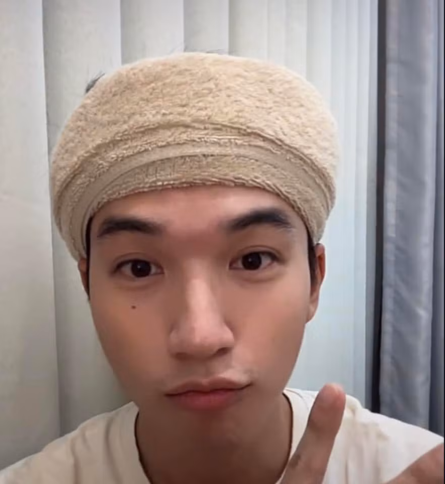 1001 kiểu tóc của HIEUTHUHAI trên livestream cùng với chiếc khăn.