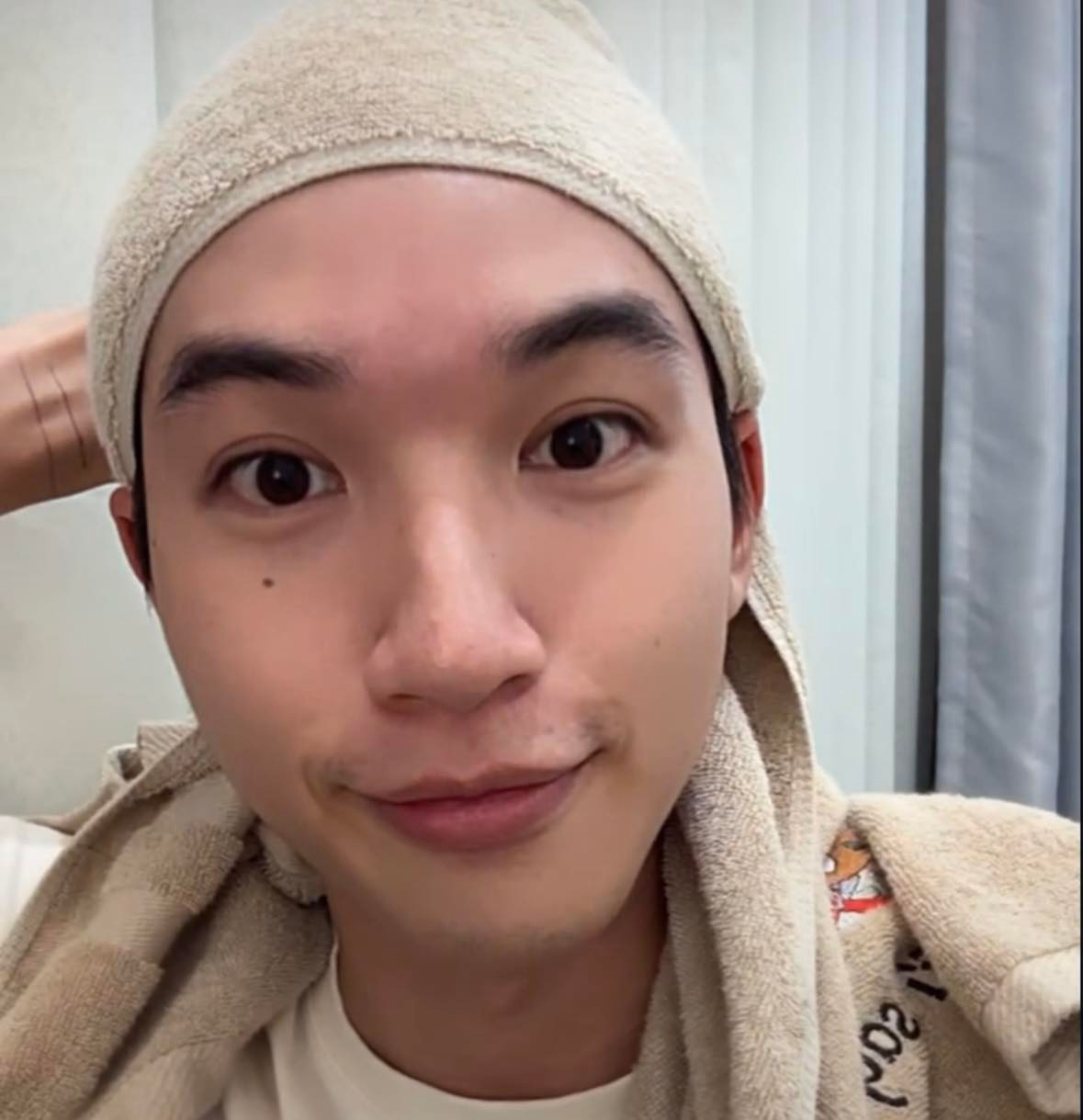 Anh chàng còn sự dụng "đạo cụ" là chiếc khăn tắm màu nâu để quấn lên đầu. Nhiều fan còn hài hước gọi anh chàng là "trai đẹp bị trục xuất".