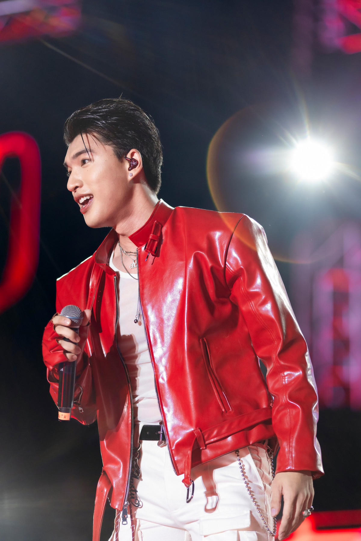 Nam rapper chinh phục khán giả bằng ngoại hình ưa nhìn, màu sắc âm nhạc mới lạ, trẻ trung đúng chất “gen Z” hiện đại.