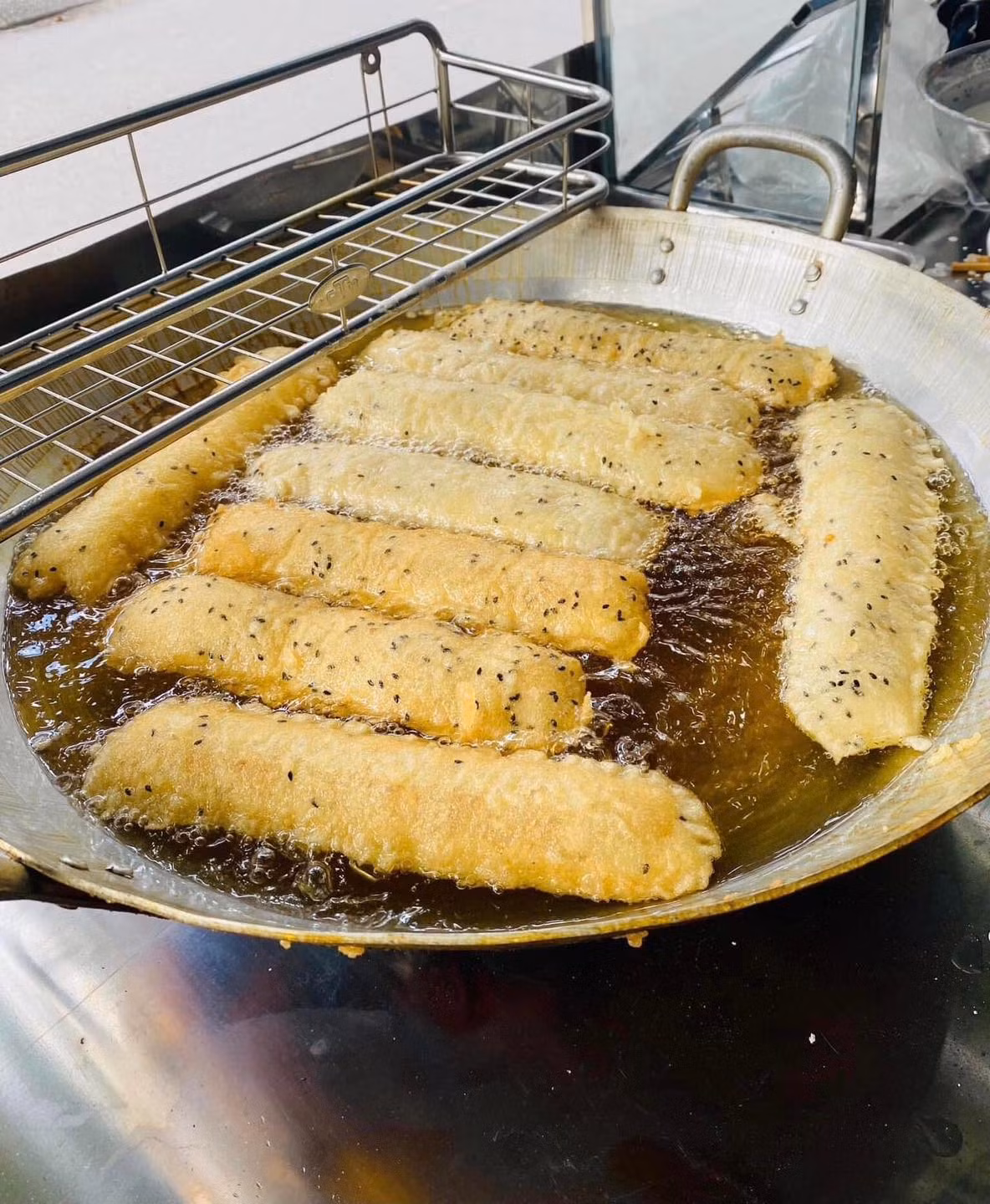 Không ít fan đã tìm mọi cách để biết được địa chỉ chính xác của quán, mong muốn được một lần thưởng thức món bánh mà thần tượng yêu thích.