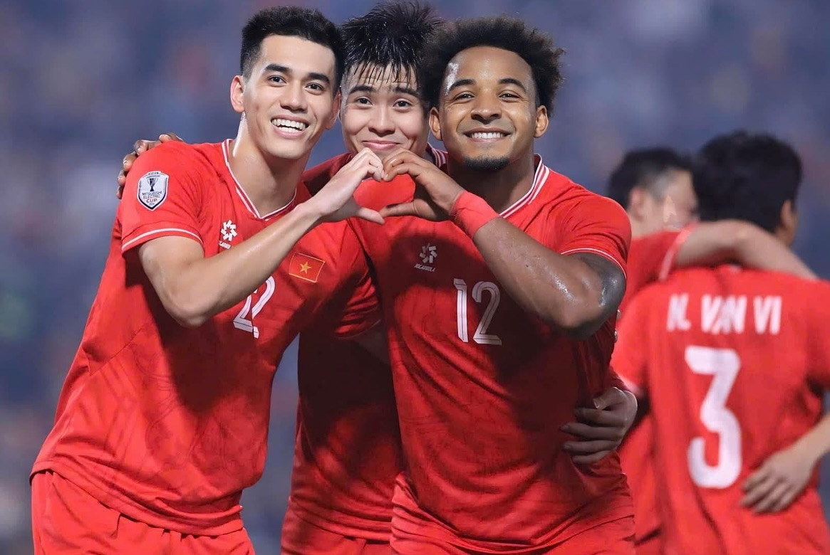 Đá 2 trận cho tuyển Việt Nam tại ASEAN cup, Xuân Son đã có tới 2 kiến tạo và 3 bàn thắng. "Nghe Xuân Son thấy trong lòng vui chứa chan", "người Việt Nam da nâu mắt đen", đó là những gì người hâm mộ Việt Nam lúc này nhắc đến tiền đạo nhập tịch của tuyển Việt Nam.