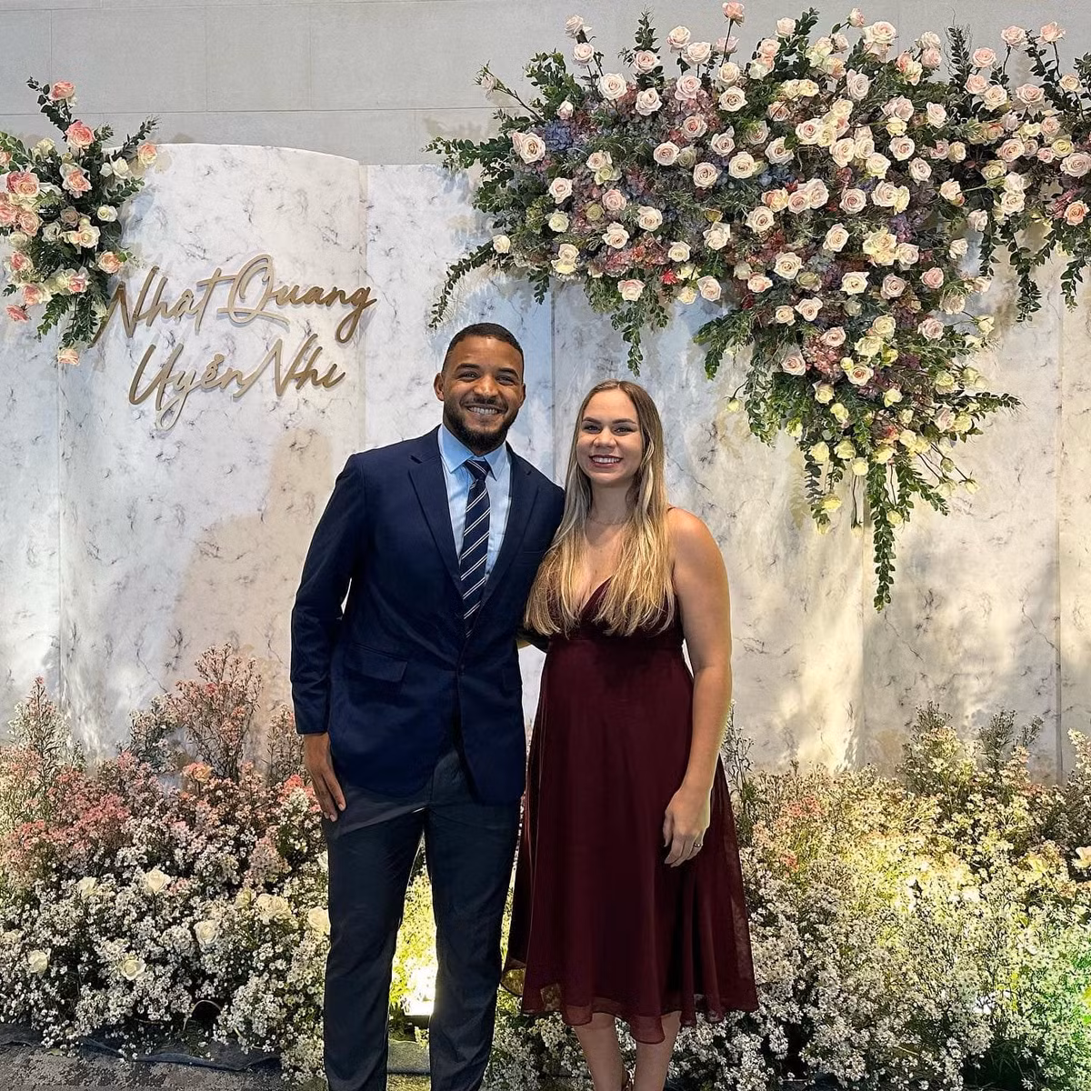 Được biết, gia đình cầu thủ Xuân Son là khách quen của quán chuối chiên hơn 1 năm qua. Trừ những khi thi đấu xa nhà, gần như ngày nào, tiền đạo của tuyển Việt Nam cũng đến mua bánh chuối chiên hoặc đặt qua điện thoại chuyển đến tận nhà.