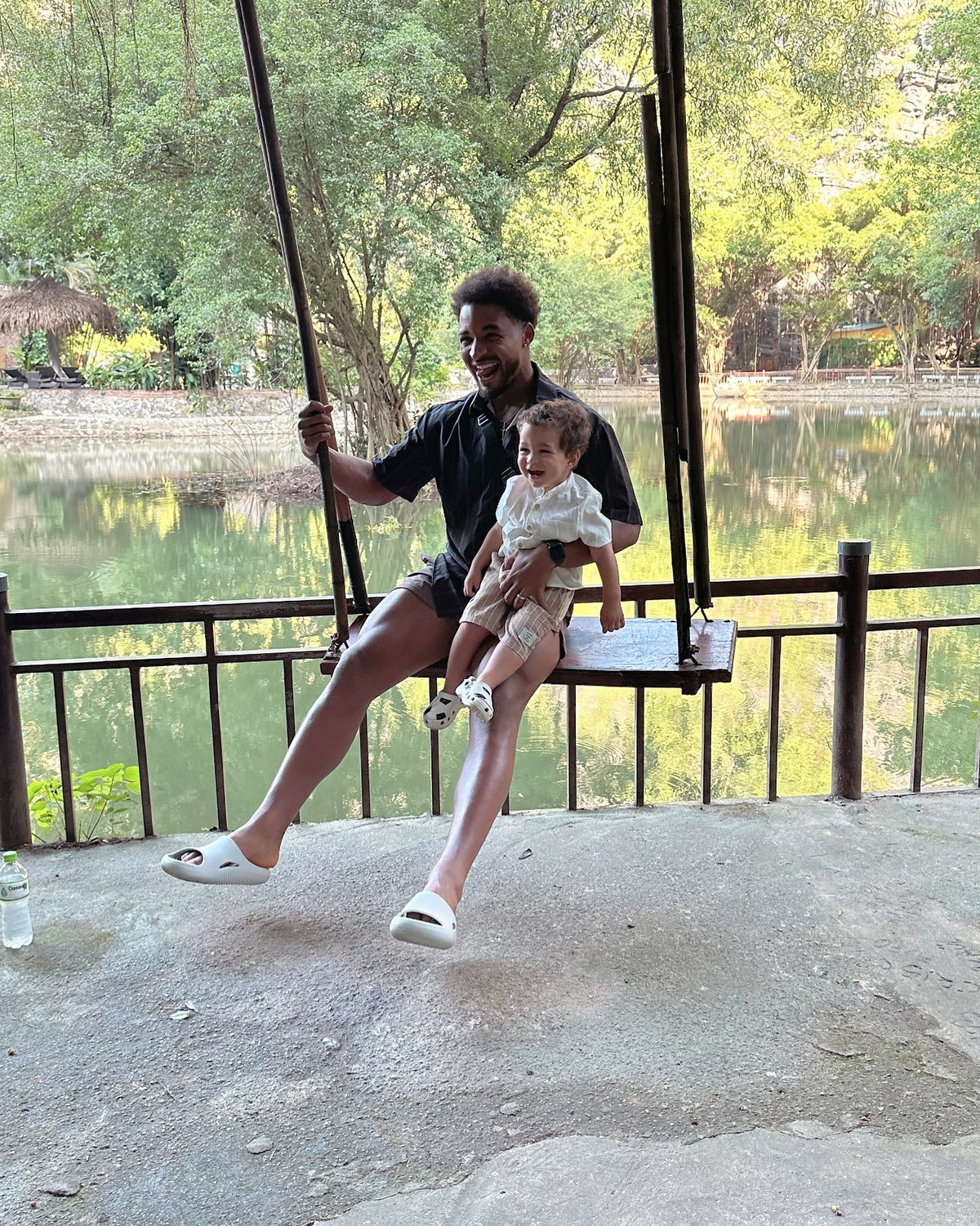 Nhiều người hâm mộ đã bày tỏ cảm xúc dưới những bức ảnh Xuân Son mua bánh chuối: "Xuân Son là gương mặt đại diện của hàng chuối chiên rồi", "là người nước ngoài thì cũng mê chuối chiên của Việt Nam thôi", "anh hòa tan chứ không hòa nhập nha".