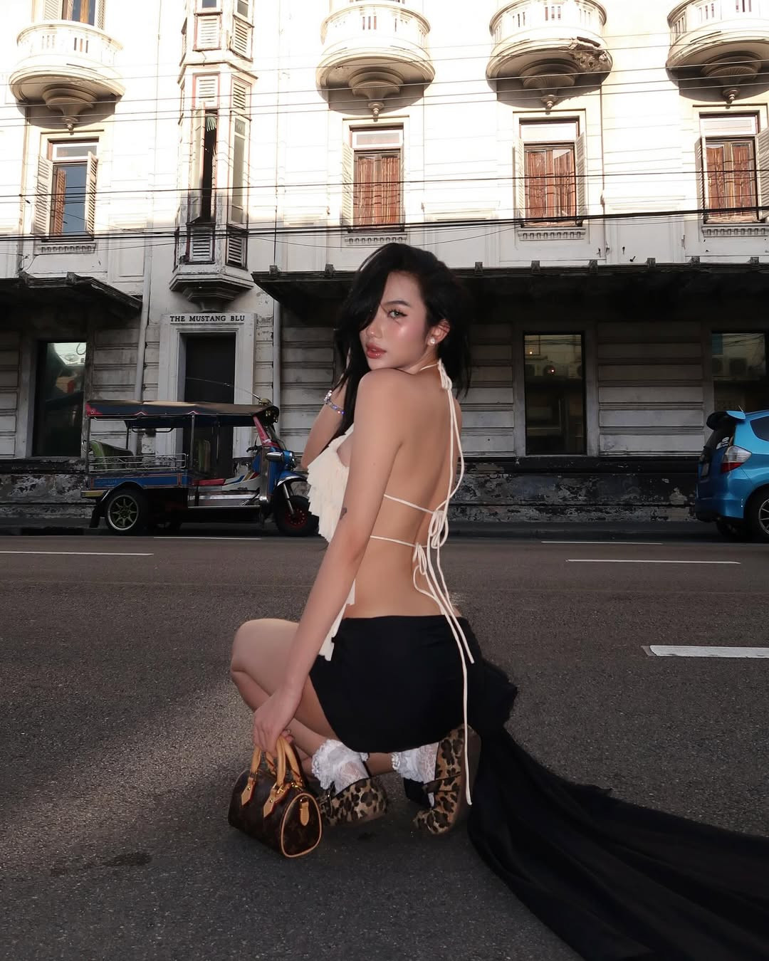 Cô nàng cũng rất tích cực lăng xê mốt không nội y.